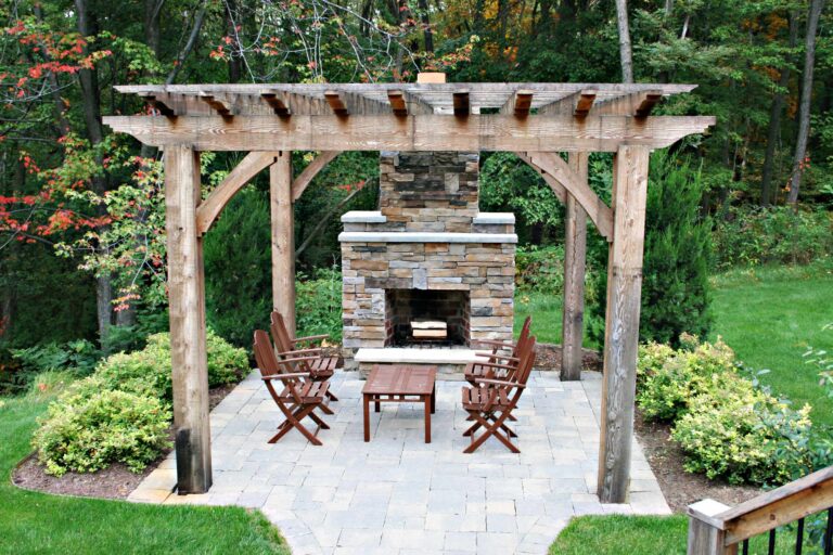 Pergolas with Outdoor Fireplaceas: The Perfect Place to Relax and Cozy Up